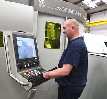 Operator using tube cutting machine